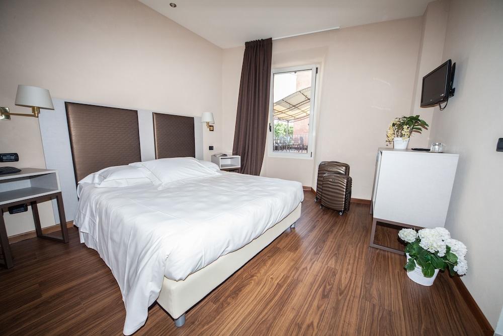 Hotel Tripoli Десенцано дел Гарда Екстериор снимка