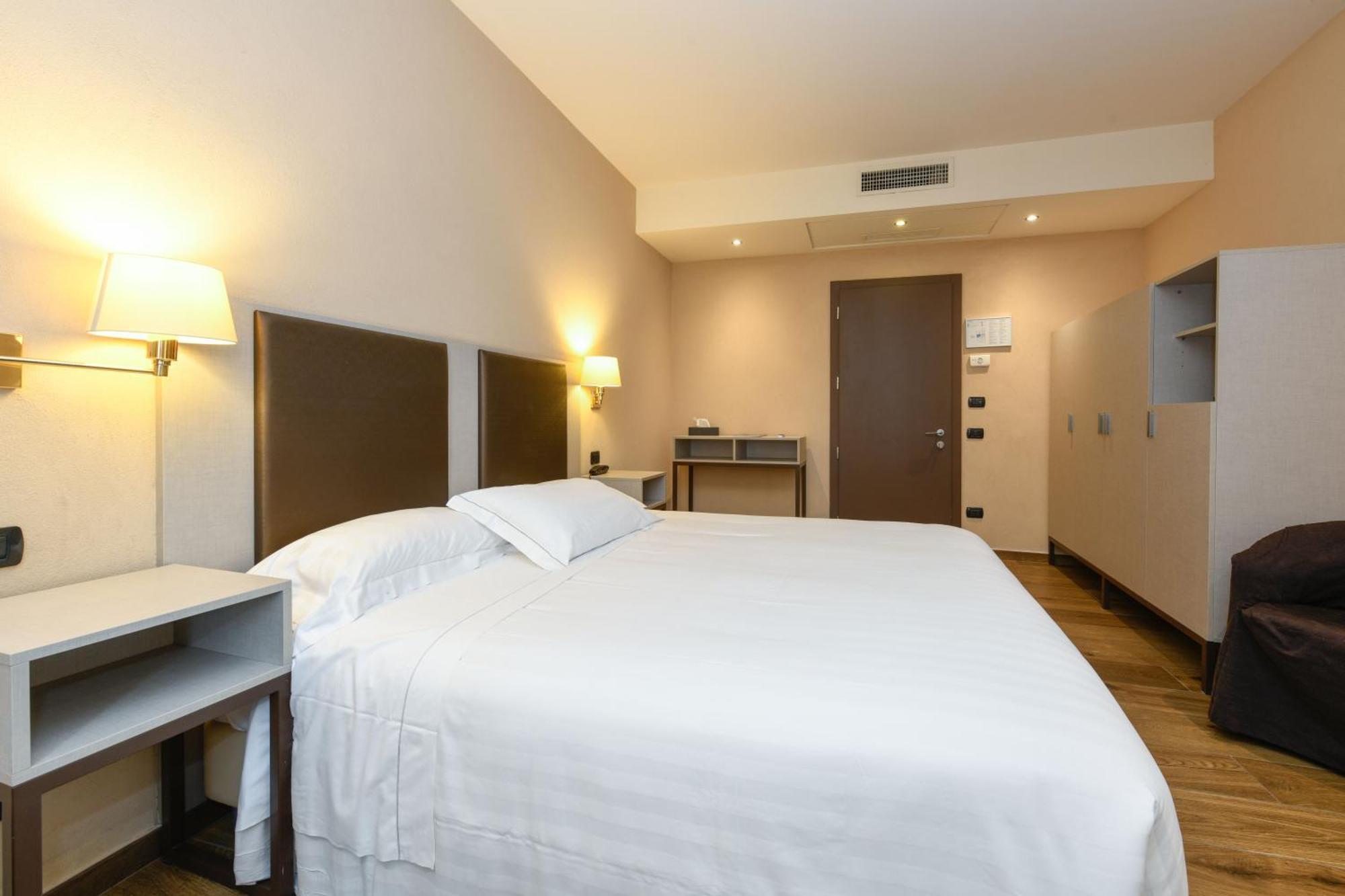 Hotel Tripoli Десенцано дел Гарда Екстериор снимка